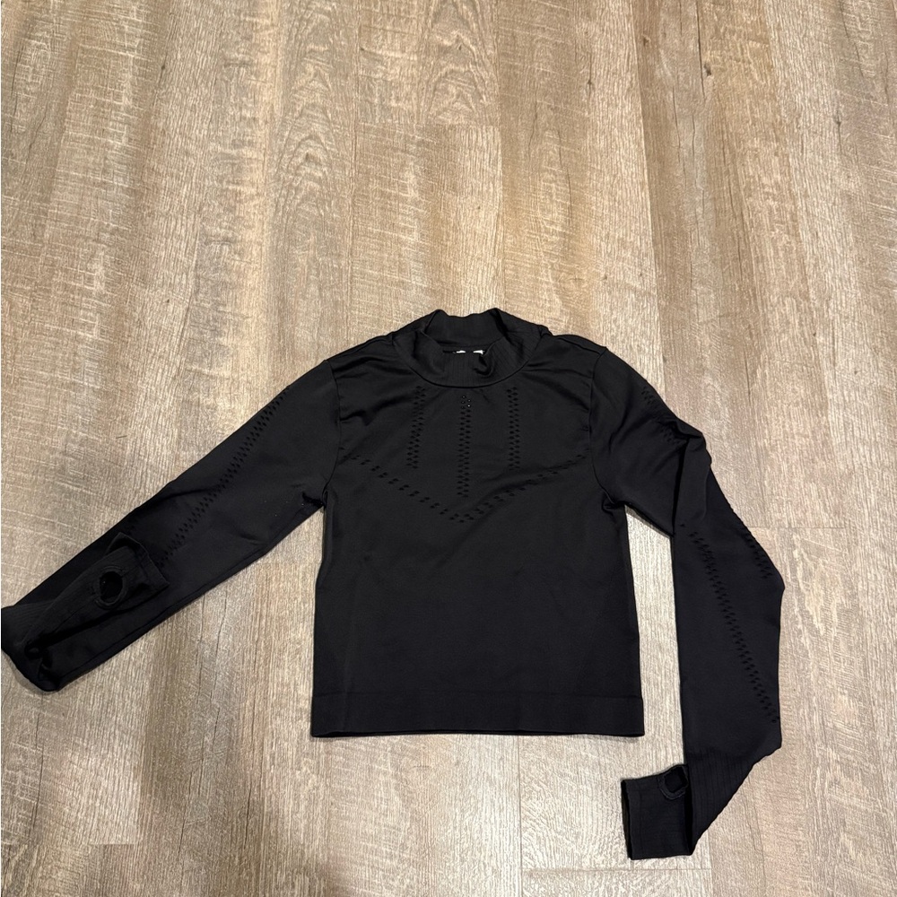 Old Navy Seamless cut out Black Long Sleeve Top. Size Medium